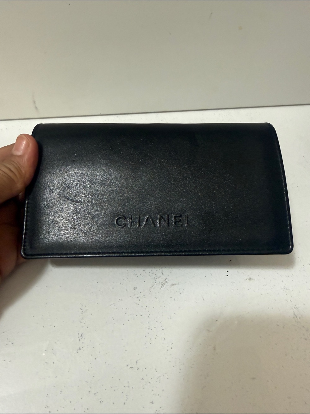 CHANEL Black Leather sunglasses case with Embossed Logo - Picture 5 of 11